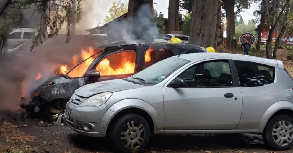 Un corto circuito provocó un incendio que destruyó un vehículo y afectó a otros dos