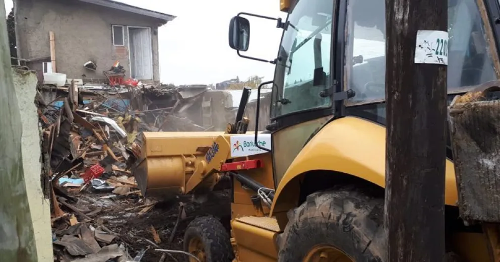 Demolieron una vivienda y detuvieron a los moradores por intentar entorpecer el operativo
