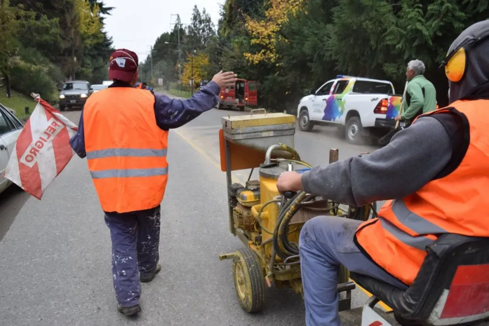 El municipio coloca reductores de velocidad y repinta la avenida de los Pioneros