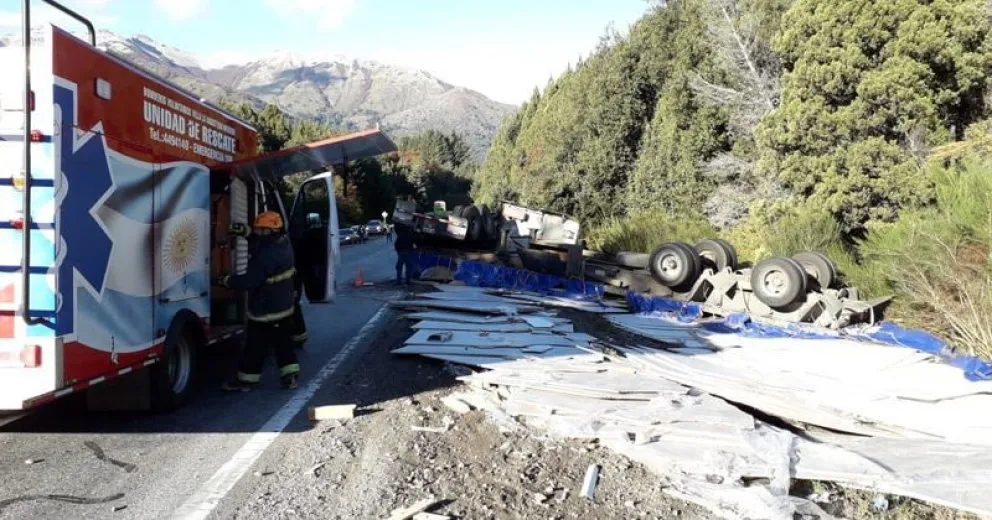 Un camión chileno perdió la carga al volcar en la Ruta 40   