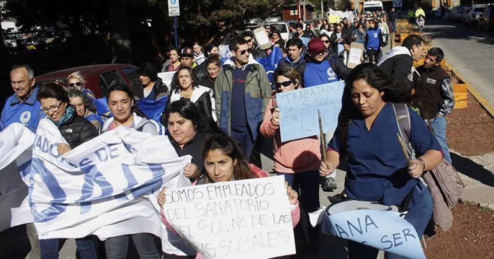 Trabajadores del Sanatorio del Sol marcharon hacia el Centro Cívico