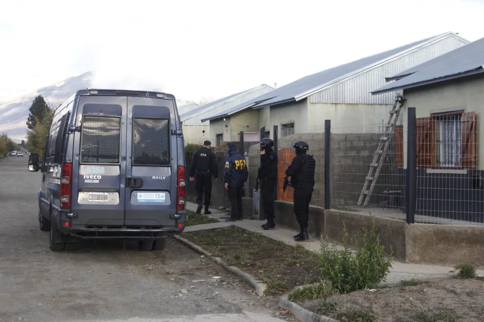 Secuestraron armas de fuego, droga y un chaleco antibalas en múltiples allanamientos