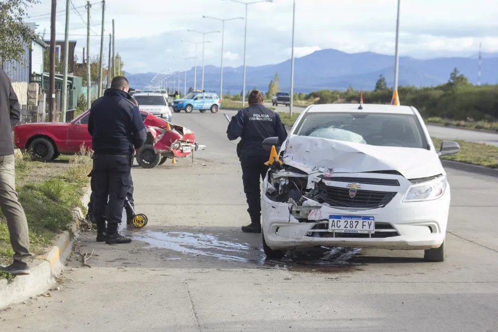 Un conductor alcoholizado chocó contra un auto estacionado