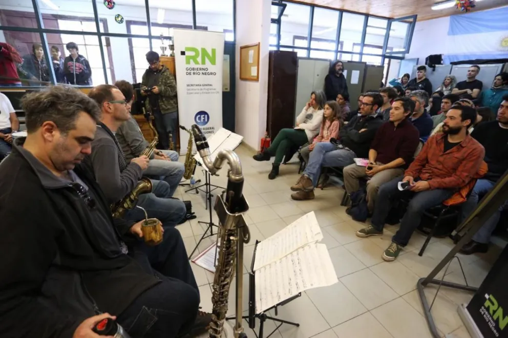 Los acordes del jazz de Piazzolla y su sexteto llenaron de música la escuela secundaria Nº 45