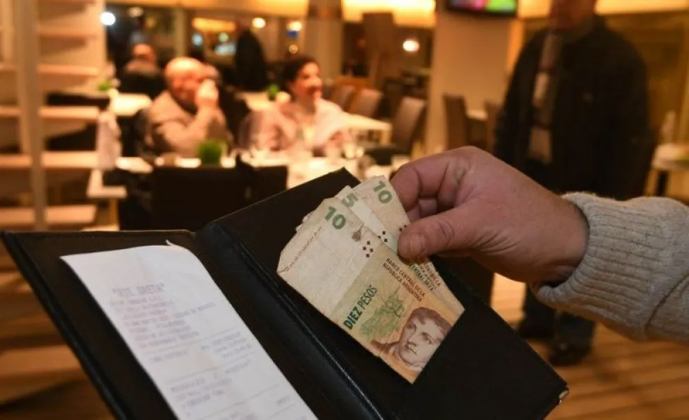Las propinas serían incluidas en la factura que abona el cliente