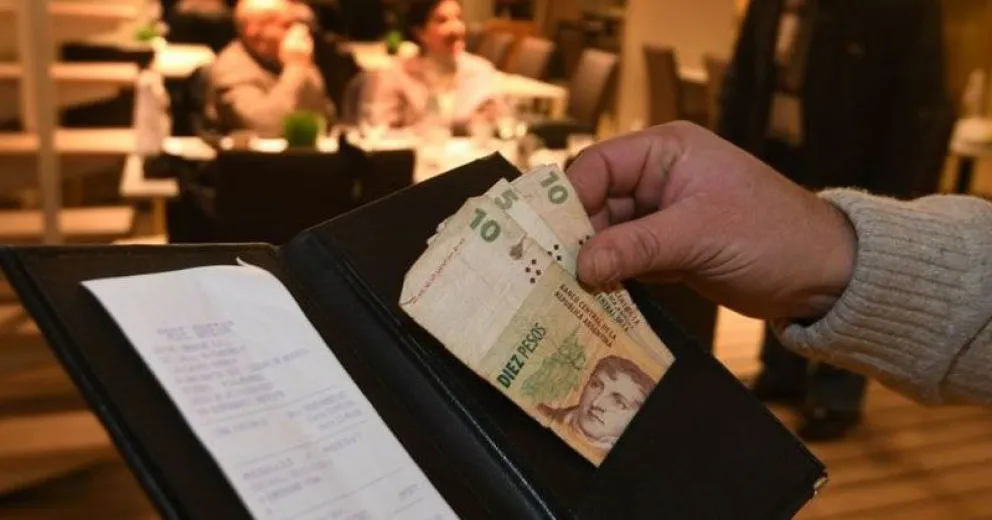 Proponen que el pago de propina vuelva a ser obligatorio en restaurantes, bares y hoteles