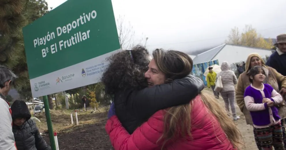 Abrazo emotivo con la presidenta de la junta.