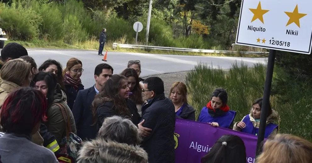 Con estrellas amarillas recordaron a Nico y Nicole a un año del accidente