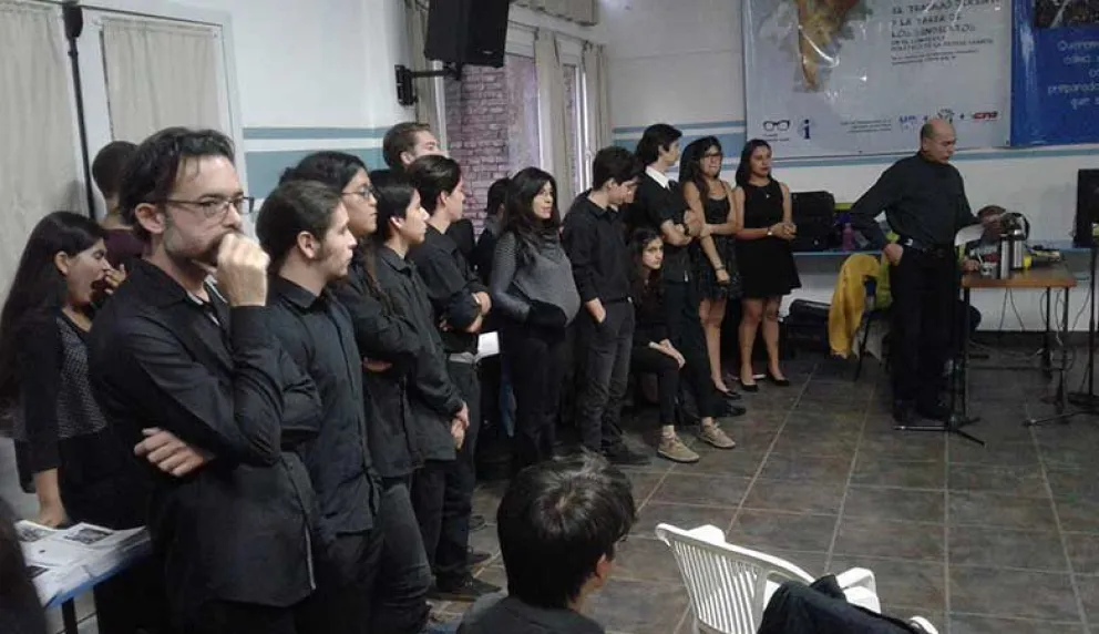 Por una poesía hecha por todos   