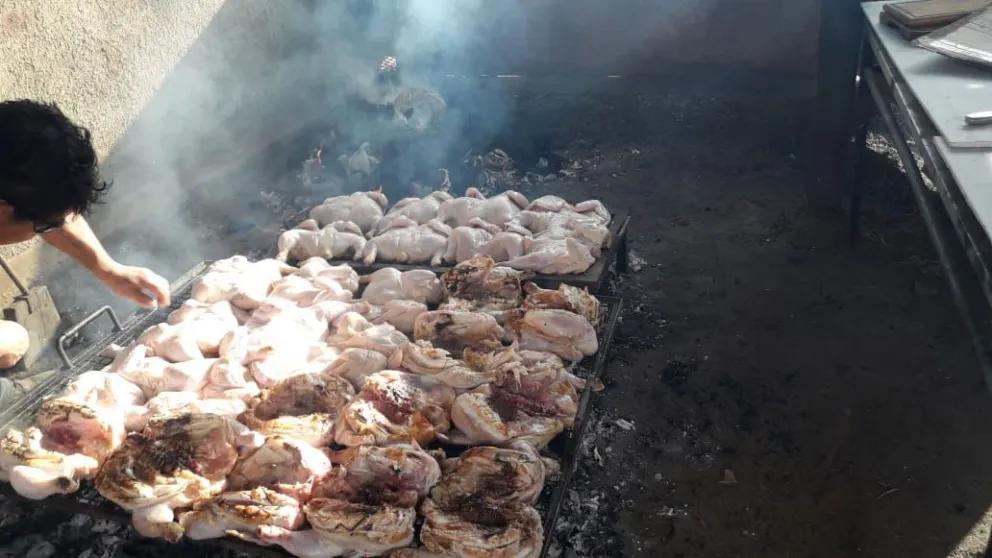 La Peña de Racing vendió pollos para juntar fondos