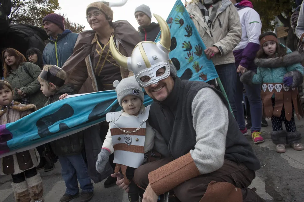 Imponente desfile de títeres gigantes por el centro de la ciudad