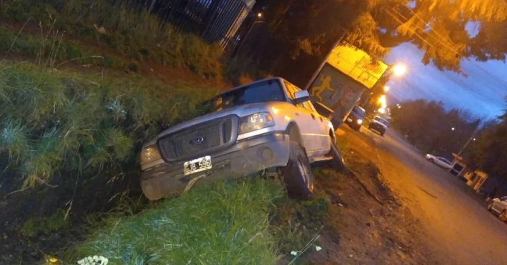 Una camioneta cayó a una acequia de El Mallín