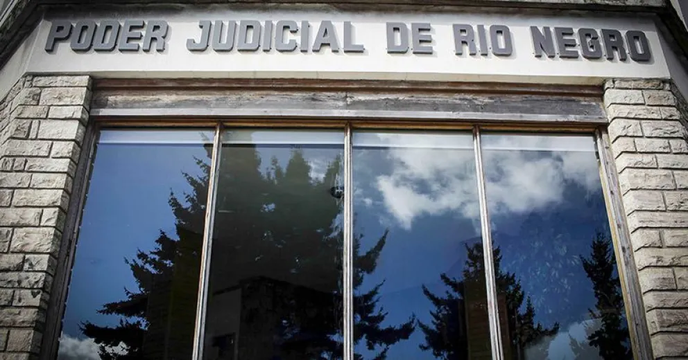 Un año y seis meses de prisión por manosear a tres menores