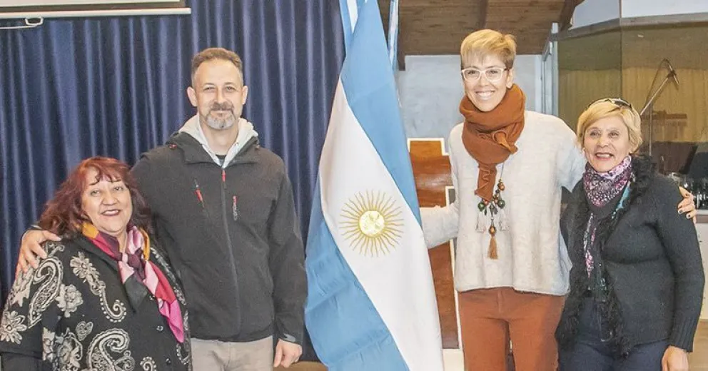  Silvina García Larraburu, además de abordar distintos temas, entregó una bandera de ceremonias.
