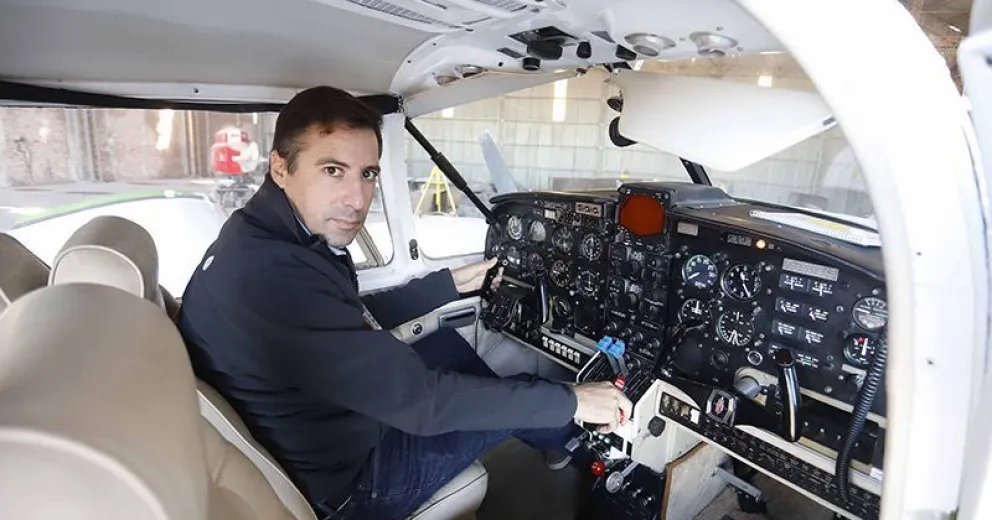 El barilochense que soñaba volar desde niño y ahora es piloto del primer vuelo sanitario