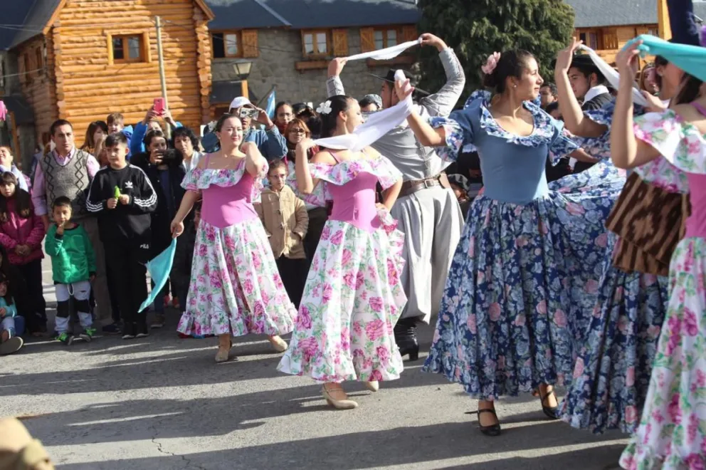 Danza y color en el acto por el 25 de Mayo en el Centro Cívico