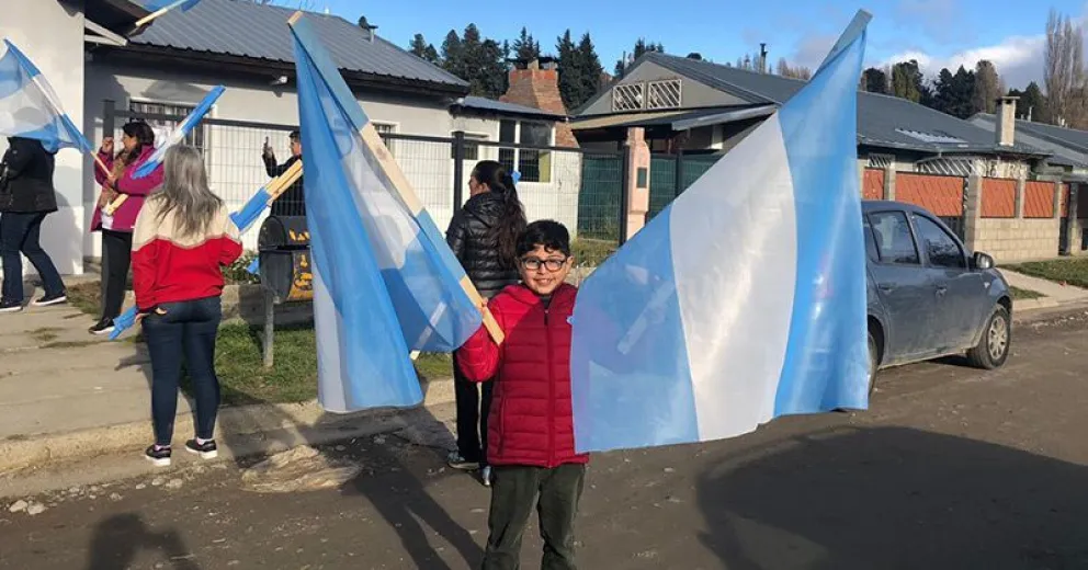 Embanderamiento patrio en el barrio Calfu Ruca