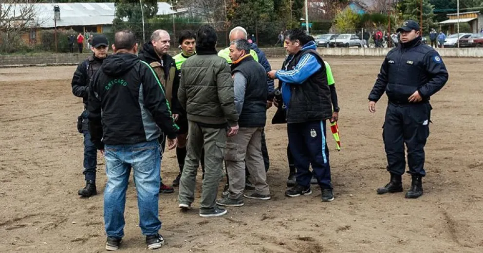 Un jugador de Arco Iris agredió a un árbitro que debió suspender el encuentro