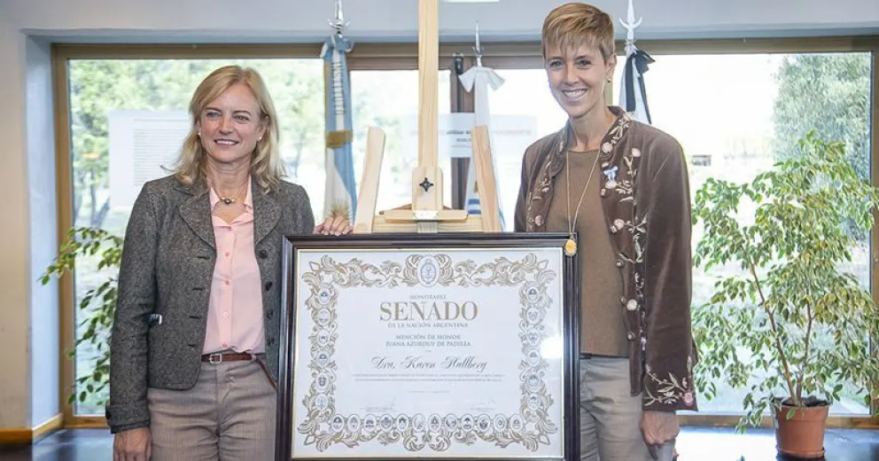García Larraburu hizo entrega de la distinción Juana Azurduy a Karen Hallberg