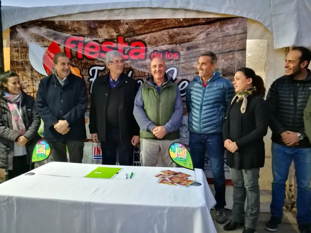 Nuevo convenio busca integrar los frutos secos del Valle Inferior con el chocolate de Bariloche   