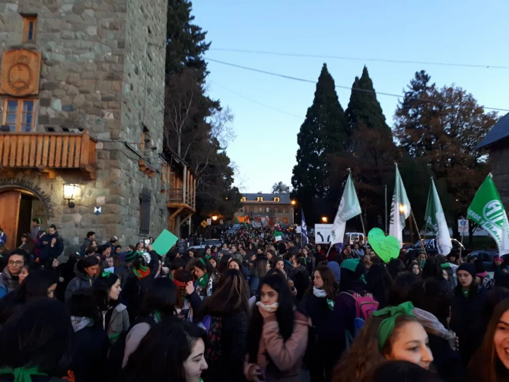 Pañuelos verdes y pancartas en el reclamo por las calles de Bariloche
