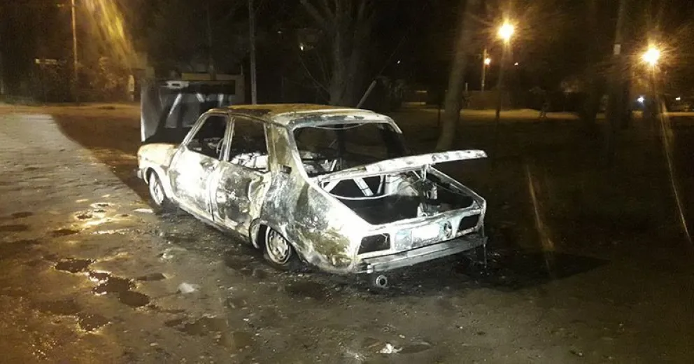 Le sustrajeron el auto a matrimonio jubilado y lo prendieron fuego