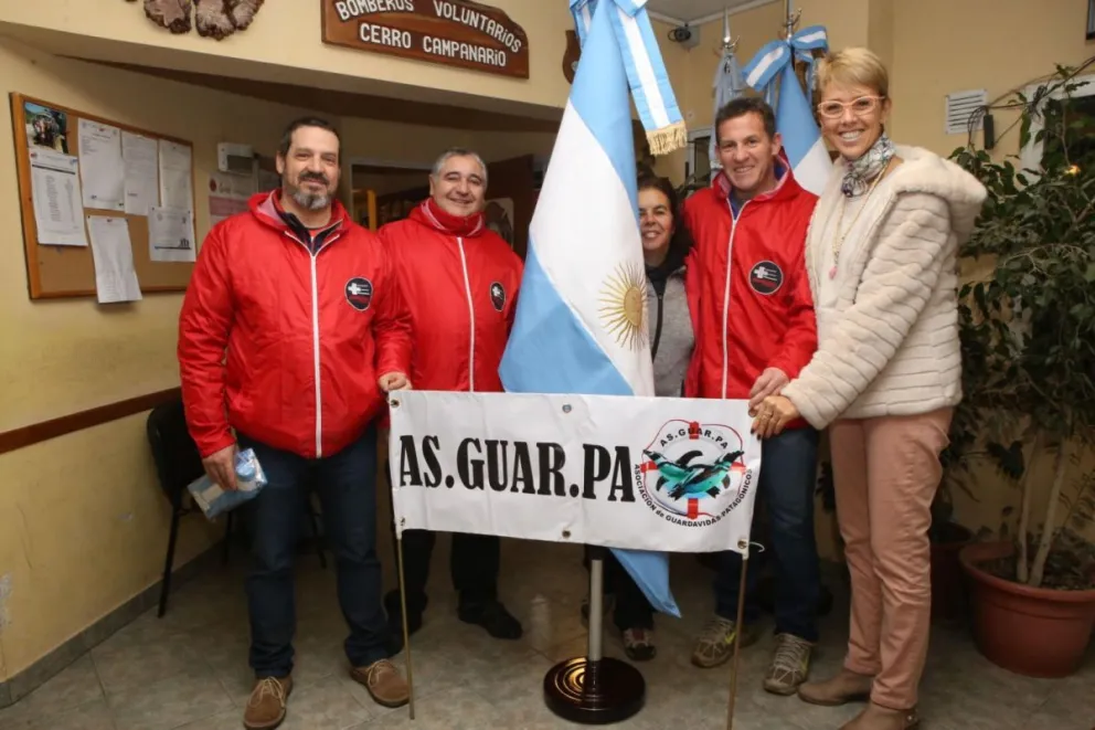 García Larraburu entregó banderas a bomberos Campanario y a la Asociación Guardavidas Patagónicos y Afines de Bariloche
