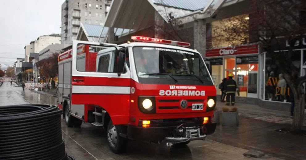 Dificultosa tarea de Bomberos Voluntarios en calle Mitre