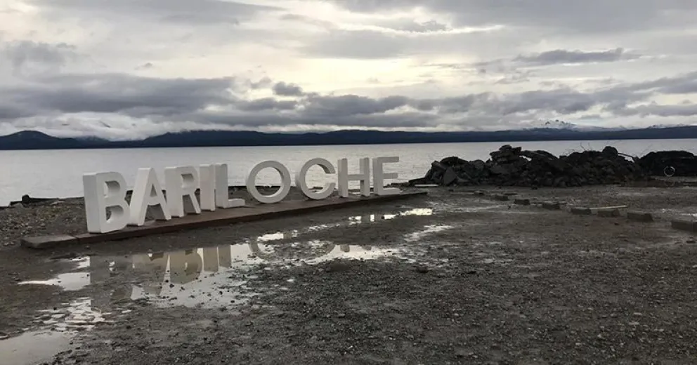 Las letras de “Bariloche” y su descuidado entorno