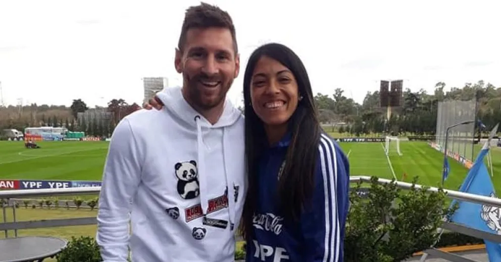 La barilochense Miriam Mayorga estuvo con Lionel Messi