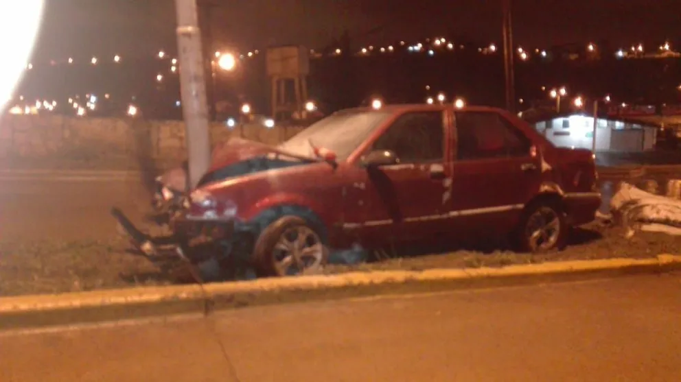 Alcoholizado chocó contra un poste de luz
