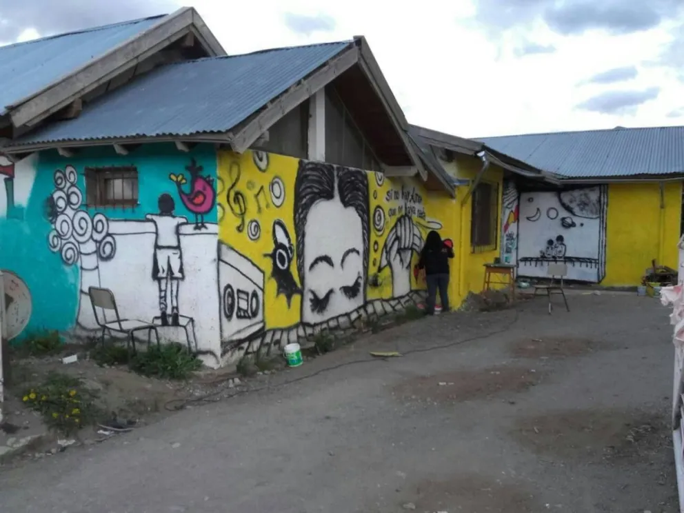 Organizan un abrazo al edificio del Colegio Aitue