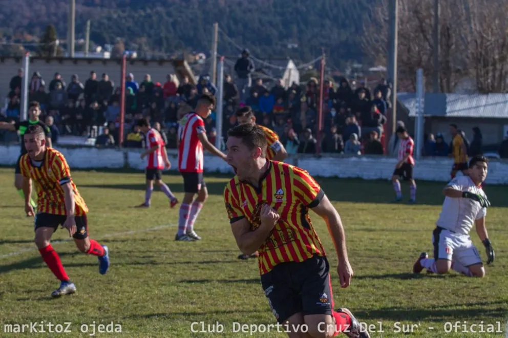 Cruz del Sur aprovechó los errores de Estudiantes y ganó 2 a 0 en la ida de las semifinales