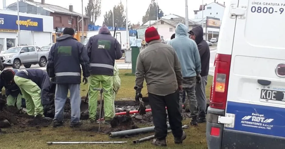 Reparan una cañería en la rotonda del Ñireco