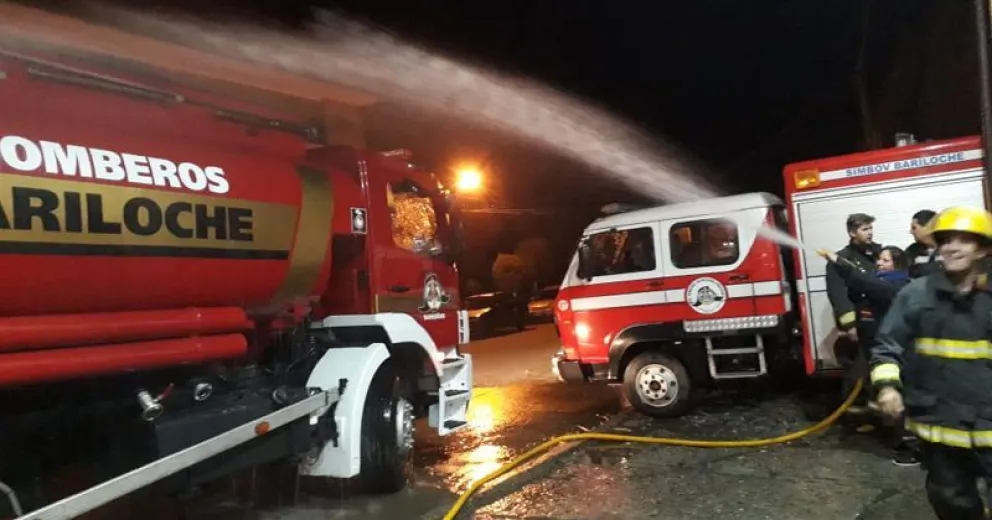 Llegó el camión cisterna al cuartel de Bomberos Voluntarios