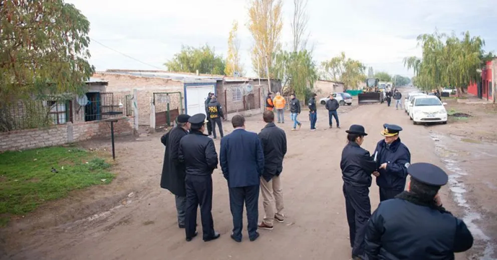 Demolieron en Roca una casa donde vendían estupefacientes