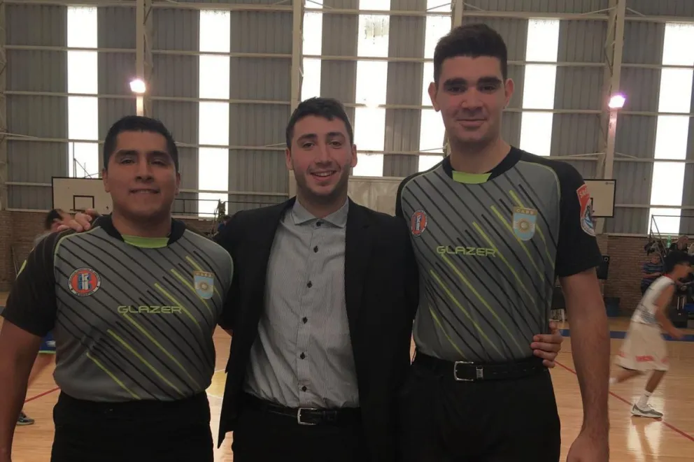 Lucio Spanghero: el barilochense que sueña con arbitrar en el básquet internacional