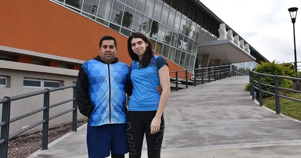Anna Huusmann junto con Ceballez entrena en un campus
