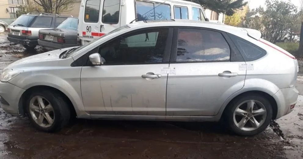 Incendiaron parcialmente el auto en el que iban los hombres armados con un bebé