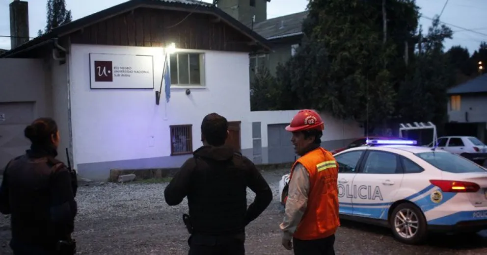 Un teléfono de Neuquén dio la falsa alarma de bomba en la Universidad de Río Negro