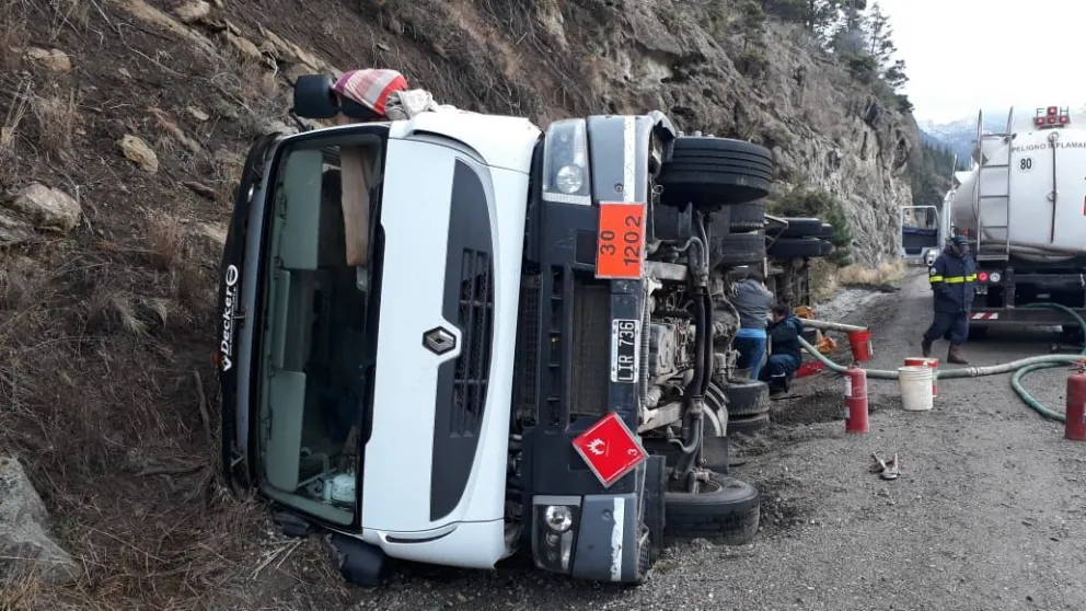 Volcó un camión que venía a Bariloche  y derramó gasoil en el Limay