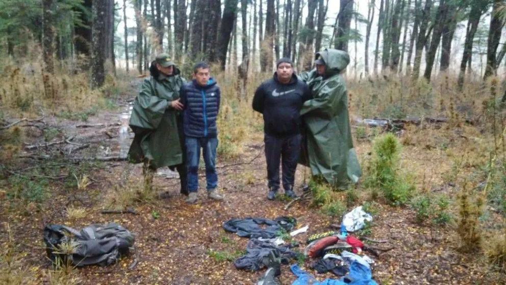 Dos hombres que tenían prohibida la salida de su país intentaban ingresar al Argentina de manera ilegal