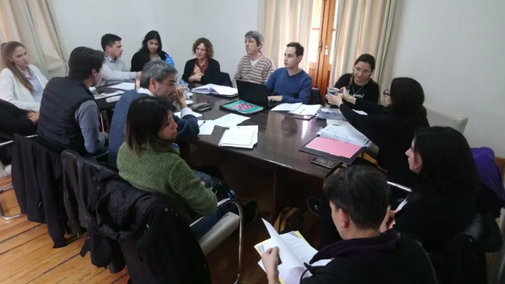 Buscan consensos para establecer licencias compartidas por nacimiento o adopción