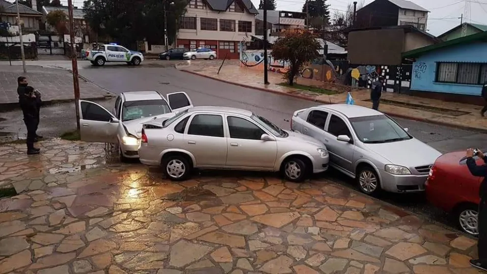 Tres autos chocaron en Rivadavia y Gallardo