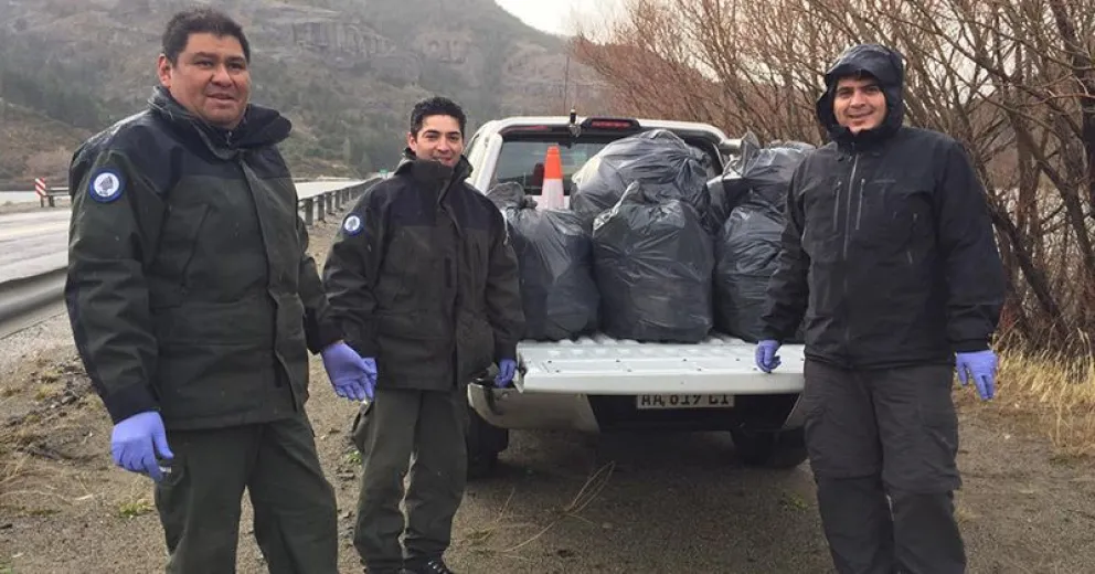 La lluvia no impidió que los vecinos se reunieran a limpiar las costas del río Limay