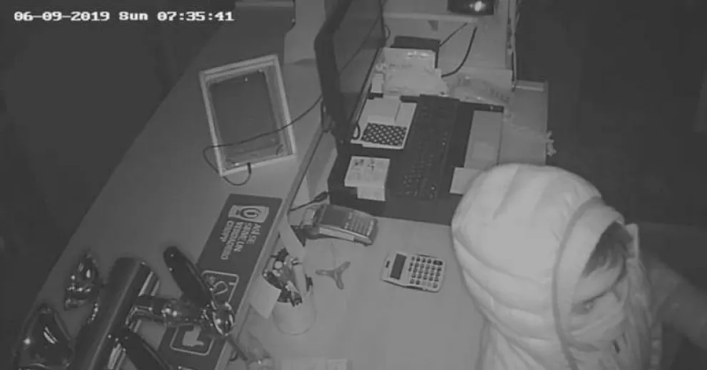 Entraron a robar a una pizzería del centro y se llevaron hasta las botellas de cerveza