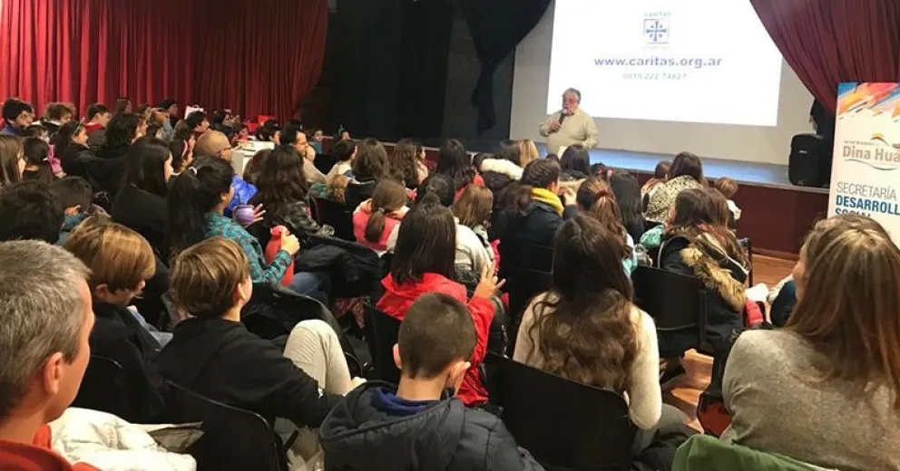 Vecinos se sumaron al cine a beneficio de Cáritas