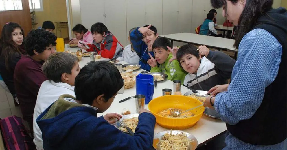 Peras y manzanas rionegrinas en los comedores escolares provinciales