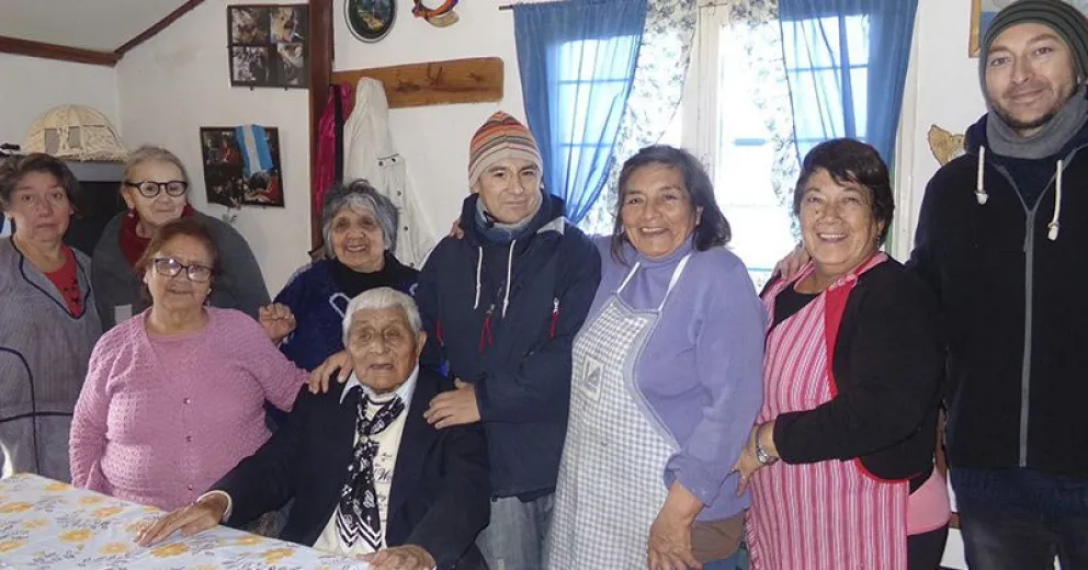 Marcial cumplió 105 años y lo festejó con sus amigos del Centro de Abuelos Amanecer