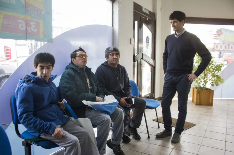 Integrantes del equipo de fútbol Los Búhos recibieron dos kits de mate de manos de Qida Bariloche